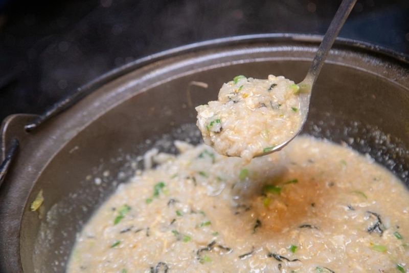 跳躍的宅男 - [台北國父捷運站美食]囍聚精緻鍋物-現流海鮮火鍋鮮美十足，滿滿海膽鮭魚卵蓋飯及黑松露雜炊更是讓人印象深刻 台北火鍋