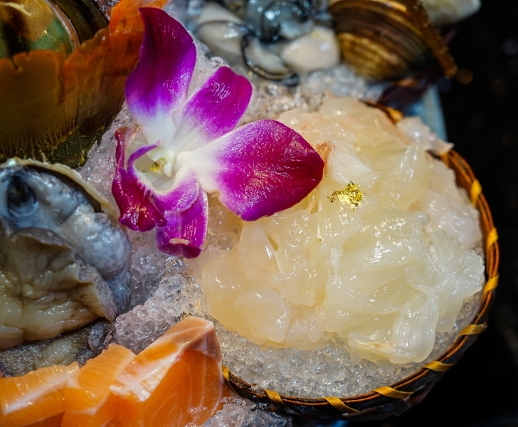 跳躍的宅男 - [台北國父捷運站美食]囍聚精緻鍋物-現流海鮮火鍋鮮美十足，滿滿海膽鮭魚卵蓋飯及黑松露雜炊更是讓人印象深刻 台北火鍋