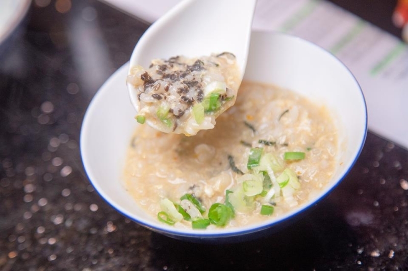 跳躍的宅男 - [台北國父捷運站美食]囍聚精緻鍋物-現流海鮮火鍋鮮美十足，滿滿海膽鮭魚卵蓋飯及黑松露雜炊更是讓人印象深刻 台北火鍋