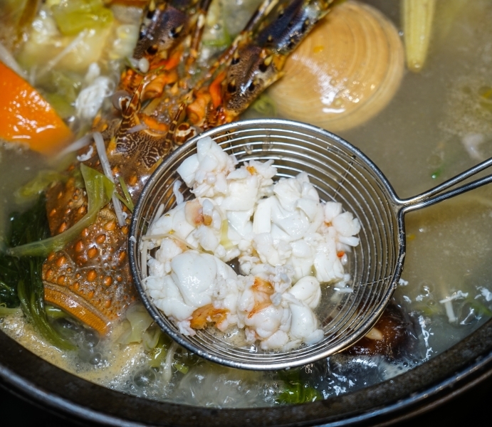 跳躍的宅男 - [台北國父捷運站美食]囍聚精緻鍋物-現流海鮮火鍋鮮美十足，滿滿海膽鮭魚卵蓋飯及黑松露雜炊更是讓人印象深刻 台北火鍋