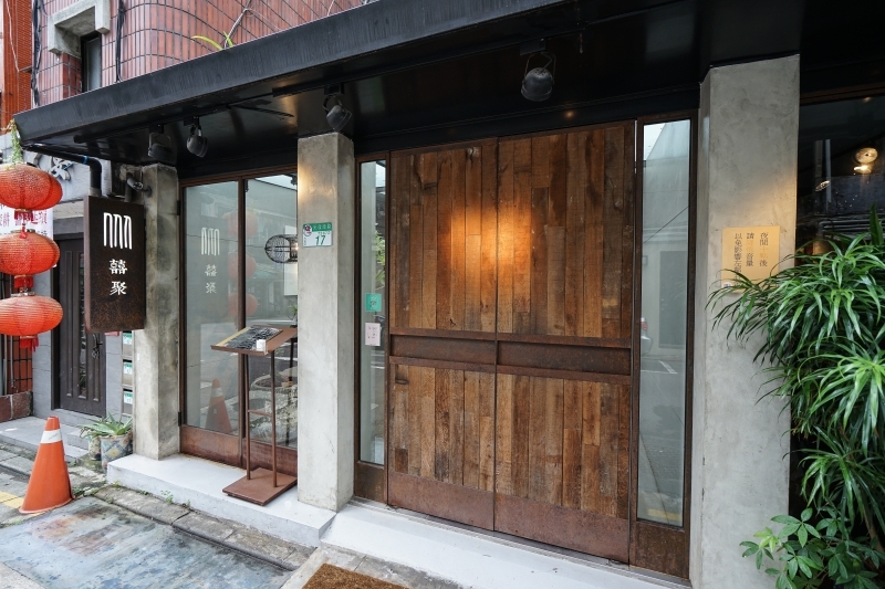 跳躍的宅男 - [台北國父捷運站美食]囍聚精緻鍋物-現流海鮮火鍋鮮美十足，滿滿海膽鮭魚卵蓋飯及黑松露雜炊更是讓人印象深刻 台北火鍋