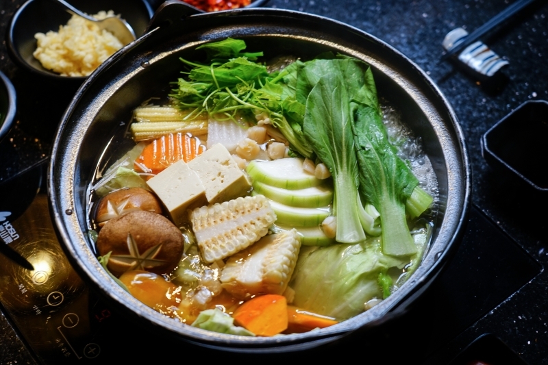 跳躍的宅男 - [台北國父捷運站美食]囍聚精緻鍋物-現流海鮮火鍋鮮美十足，滿滿海膽鮭魚卵蓋飯及黑松露雜炊更是讓人印象深刻 台北火鍋