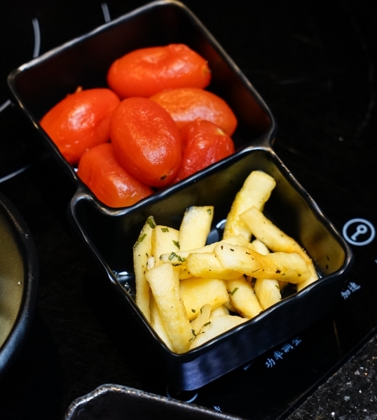 跳躍的宅男 - [台北國父捷運站美食]囍聚精緻鍋物-現流海鮮火鍋鮮美十足，滿滿海膽鮭魚卵蓋飯及黑松露雜炊更是讓人印象深刻 台北火鍋
