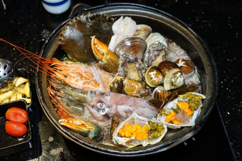 跳躍的宅男 - [台北國父捷運站美食]囍聚精緻鍋物-現流海鮮火鍋鮮美十足，滿滿海膽鮭魚卵蓋飯及黑松露雜炊更是讓人印象深刻 台北火鍋