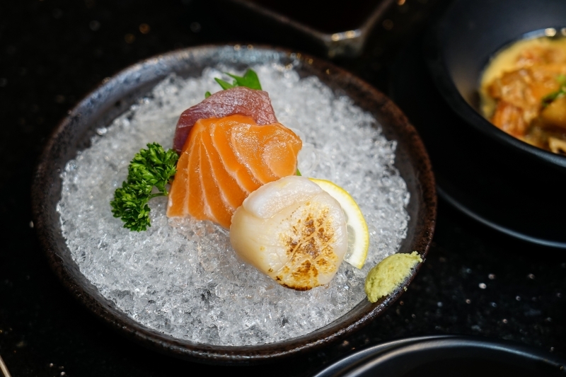 跳躍的宅男 - [台北國父捷運站美食]囍聚精緻鍋物-現流海鮮火鍋鮮美十足，滿滿海膽鮭魚卵蓋飯及黑松露雜炊更是讓人印象深刻 台北火鍋