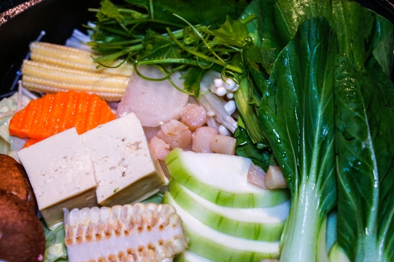 跳躍的宅男 - [台北國父捷運站美食]囍聚精緻鍋物-現流海鮮火鍋鮮美十足，滿滿海膽鮭魚卵蓋飯及黑松露雜炊更是讓人印象深刻 台北火鍋