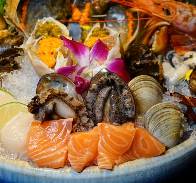 跳躍的宅男 - [台北國父捷運站美食]囍聚精緻鍋物-現流海鮮火鍋鮮美十足，滿滿海膽鮭魚卵蓋飯及黑松露雜炊更是讓人印象深刻 台北火鍋