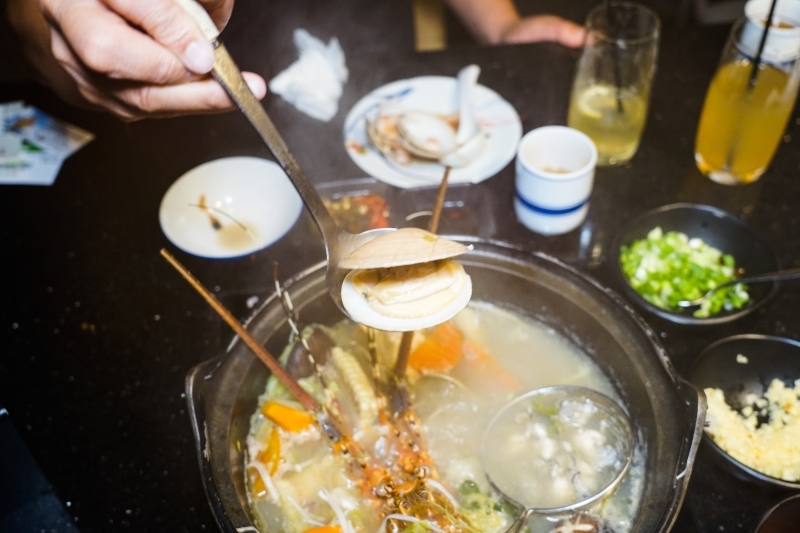 跳躍的宅男 - [台北國父捷運站美食]囍聚精緻鍋物-現流海鮮火鍋鮮美十足，滿滿海膽鮭魚卵蓋飯及黑松露雜炊更是讓人印象深刻 台北火鍋