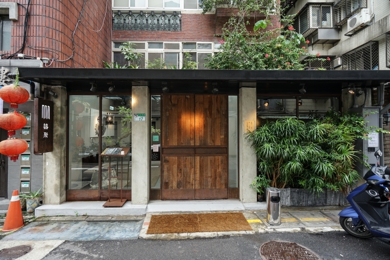 跳躍的宅男 - [台北國父捷運站美食]囍聚精緻鍋物-現流海鮮火鍋鮮美十足，滿滿海膽鮭魚卵蓋飯及黑松露雜炊更是讓人印象深刻 台北火鍋