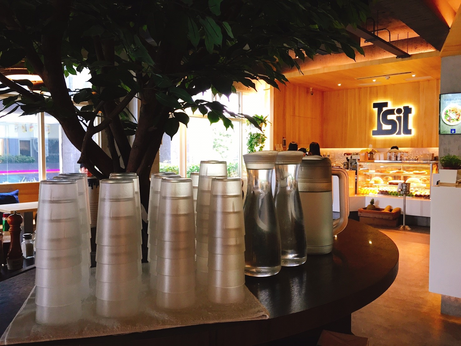 【台中】勤美附近 Isit 餐點每個都看起來超有質感 殺光你的記憶體 適合逛完勤美後坐下休息吹冷氣