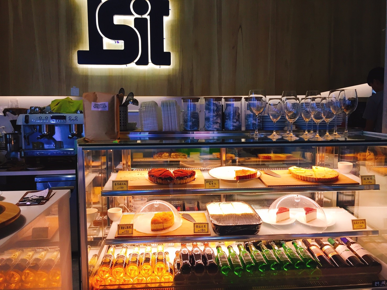 【台中】勤美附近 Isit 餐點每個都看起來超有質感 殺光你的記憶體 適合逛完勤美後坐下休息吹冷氣