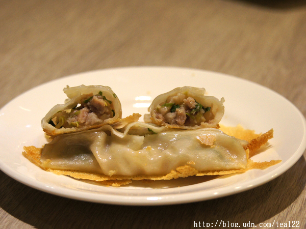 《豐原.鍋貼餃子》五星級內饀的愛心餃子.----京軒鍋貼餃子館