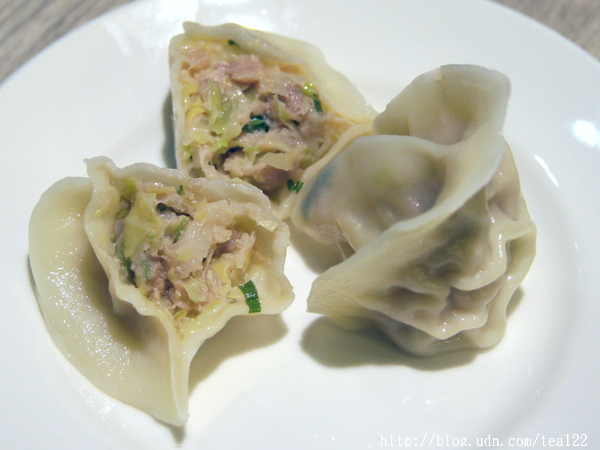 《豐原.鍋貼餃子》五星級內饀的愛心餃子.----京軒鍋貼餃子館