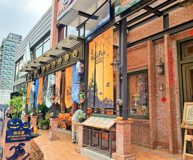 Street scenery of Taichung city west area, Taichung city, Middle-Taiwan,SJKen, Nov 8, 2020.