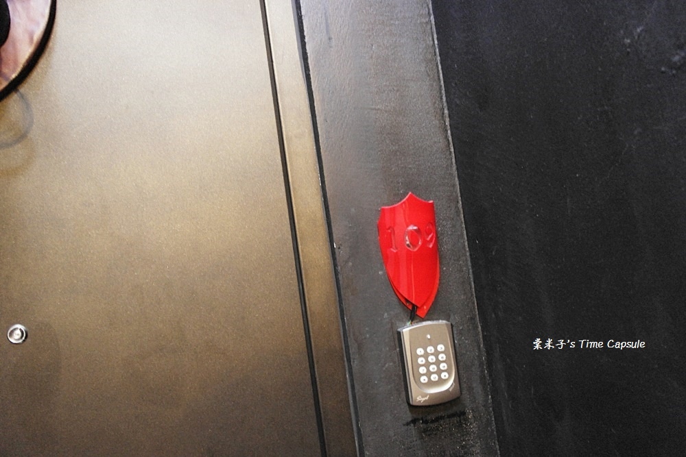 [台南中西區]正興延平公寓-小而巧美式風格民宿，樓中樓房間!近正興街、海安路、國華街!