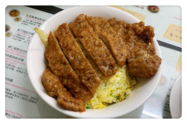 【新店美食】小樂精緻麵食館 ~ 新店鼎泰豐/七張美食❤️必點排骨蛋炒飯(附價目表) - 捷運七張站