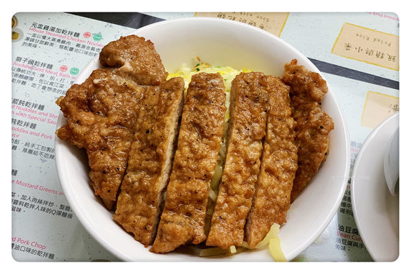 【新店美食】小樂精緻麵食館 ~ 新店鼎泰豐/七張美食❤️必點排骨蛋炒飯(附價目表) - 捷運七張站