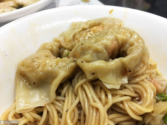 【新北新店】小樂精緻麵食館寶橋店 | 媲美鼎泰豐 想吃先排隊 神還原排骨蛋炒飯