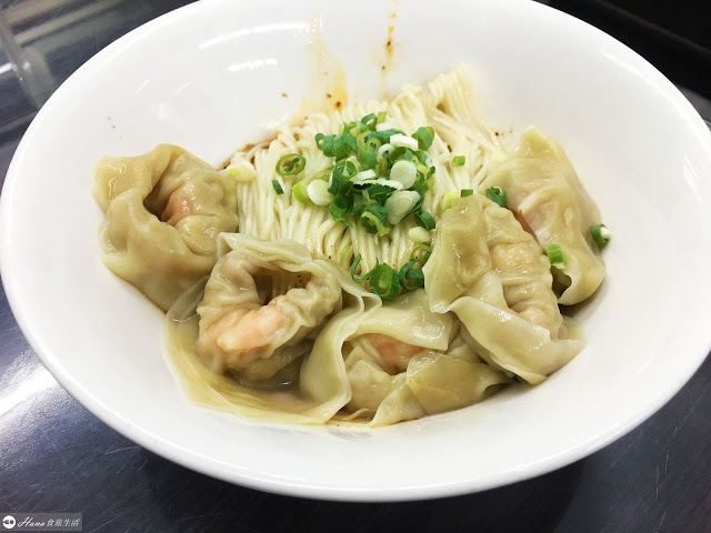 【新北新店】小樂精緻麵食館寶橋店 | 媲美鼎泰豐 想吃先排隊 神還原排骨蛋炒飯