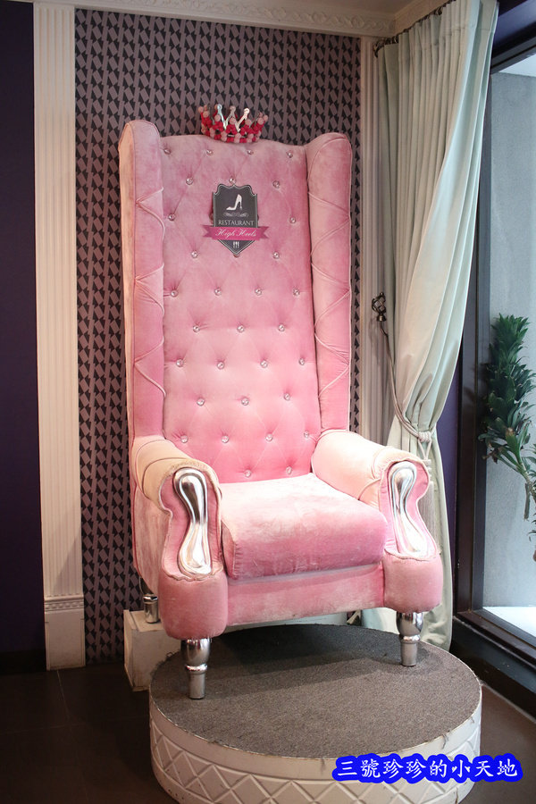 每个人都想坐在这里当一下公主的感觉过过瘾啊～ 是说这个放皇冠发