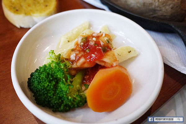 台中草悟道【南瓜屋魔女露露的廚房】滿滿南瓜圍繞童話故事主題風餐廳。草悟道義式料理