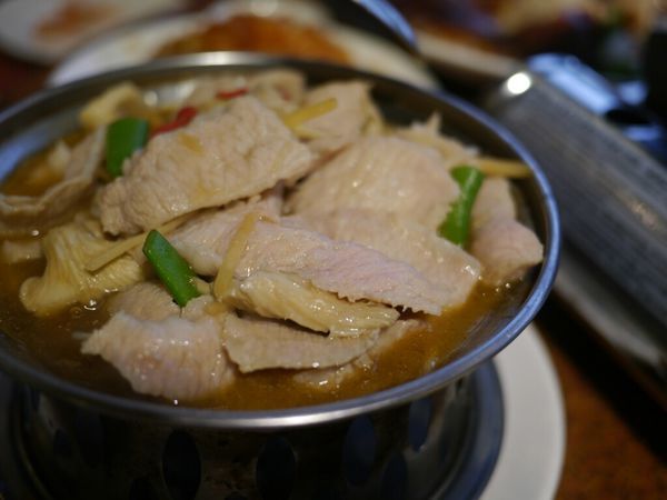 【西屯美食】頂園燒鵝担仔廚房‖熱門桌菜店家‖烤雞烤鵝都推薦‖假日沒預約很難吃的到。