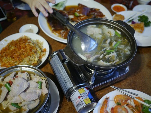 【西屯美食】頂園燒鵝担仔廚房‖熱門桌菜店家‖烤雞烤鵝都推薦‖假日沒預約很難吃的到。
