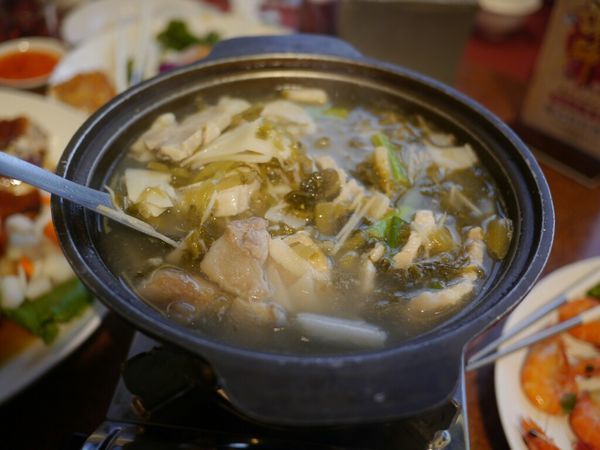 【西屯美食】頂園燒鵝担仔廚房‖熱門桌菜店家‖烤雞烤鵝都推薦‖假日沒預約很難吃的到。