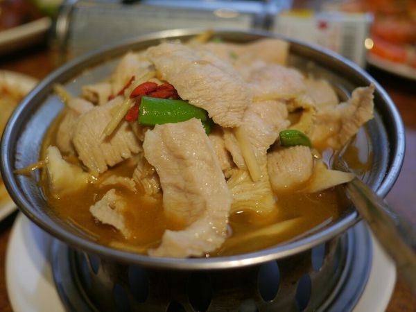 【西屯美食】頂園燒鵝担仔廚房‖熱門桌菜店家‖烤雞烤鵝都推薦‖假日沒預約很難吃的到。