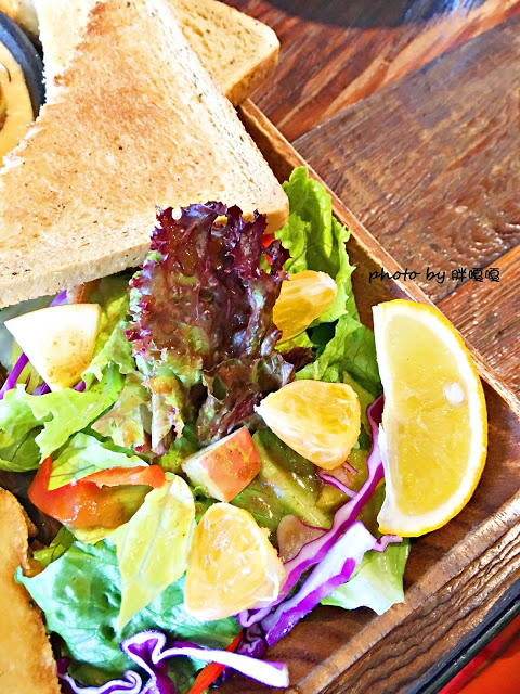 【台中 西屯】HUN 貳§開在逢甲巷弄內的創意夯店，紅透台中半邊天的瘋狂爆炸多蛤蜊義大利麵及特調橘醬不一樣，口感就.......