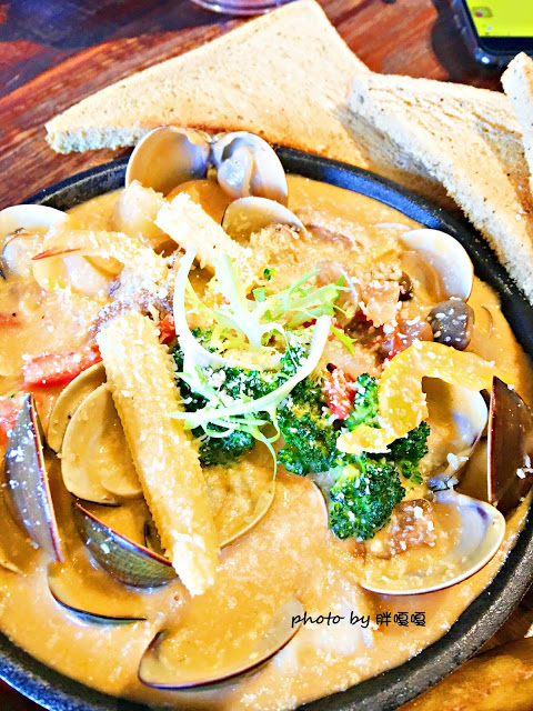 【台中 西屯】HUN 貳§開在逢甲巷弄內的創意夯店，紅透台中半邊天的瘋狂爆炸多蛤蜊義大利麵及特調橘醬不一樣，口感就.......