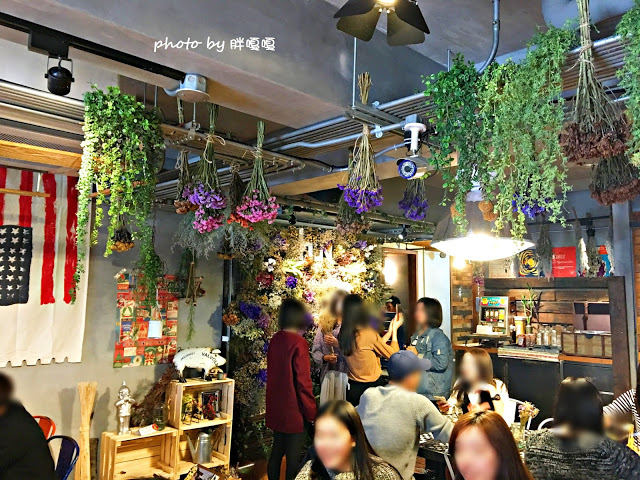 【台中 西屯】HUN 貳§開在逢甲巷弄內的創意夯店，紅透台中半邊天的瘋狂爆炸多蛤蜊義大利麵及特調橘醬不一樣，口感就.......