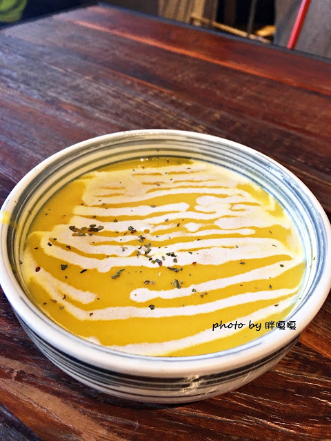 【台中 西屯】HUN 貳§開在逢甲巷弄內的創意夯店，紅透台中半邊天的瘋狂爆炸多蛤蜊義大利麵及特調橘醬不一樣，口感就.......