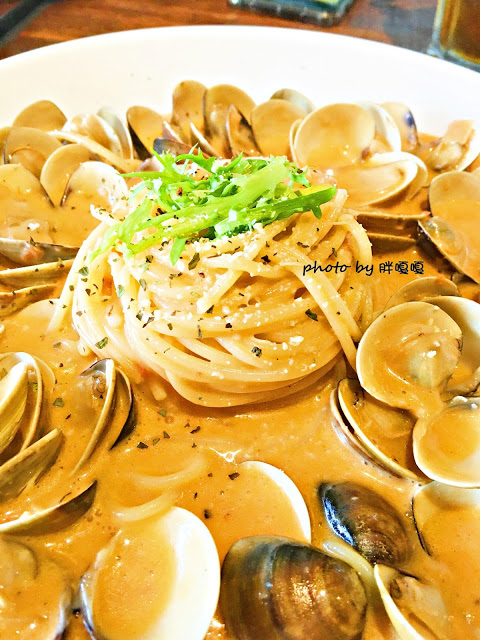 【台中 西屯】HUN 貳§開在逢甲巷弄內的創意夯店，紅透台中半邊天的瘋狂爆炸多蛤蜊義大利麵及特調橘醬不一樣，口感就.......