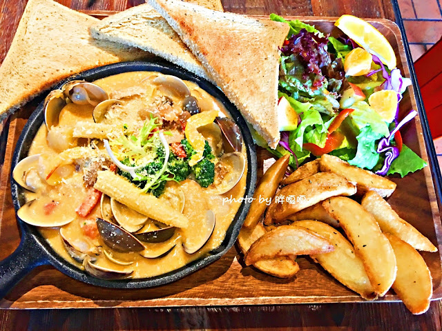 【台中 西屯】HUN 貳§開在逢甲巷弄內的創意夯店，紅透台中半邊天的瘋狂爆炸多蛤蜊義大利麵及特調橘醬不一樣，口感就.......