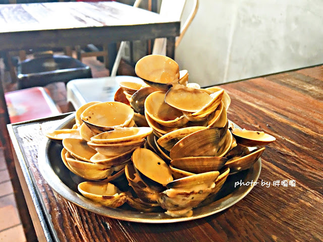 【台中 西屯】HUN 貳§開在逢甲巷弄內的創意夯店，紅透台中半邊天的瘋狂爆炸多蛤蜊義大利麵及特調橘醬不一樣，口感就.......