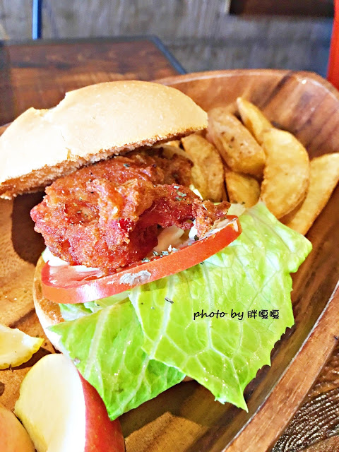 【台中 西屯】HUN 貳§開在逢甲巷弄內的創意夯店，紅透台中半邊天的瘋狂爆炸多蛤蜊義大利麵及特調橘醬不一樣，口感就.......