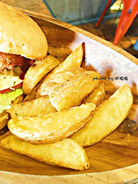 【台中 西屯】HUN 貳§開在逢甲巷弄內的創意夯店，紅透台中半邊天的瘋狂爆炸多蛤蜊義大利麵及特調橘醬不一樣，口感就.......