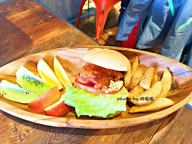 【台中 西屯】HUN 貳§開在逢甲巷弄內的創意夯店，紅透台中半邊天的瘋狂爆炸多蛤蜊義大利麵及特調橘醬不一樣，口感就.......