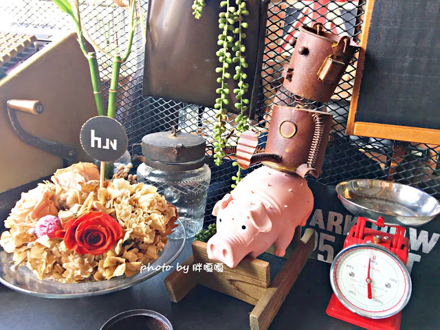 【台中 西屯】HUN 貳§開在逢甲巷弄內的創意夯店，紅透台中半邊天的瘋狂爆炸多蛤蜊義大利麵及特調橘醬不一樣，口感就.......