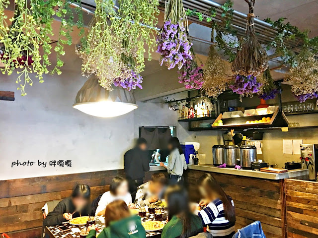 【台中 西屯】HUN 貳§開在逢甲巷弄內的創意夯店，紅透台中半邊天的瘋狂爆炸多蛤蜊義大利麵及特調橘醬不一樣，口感就.......