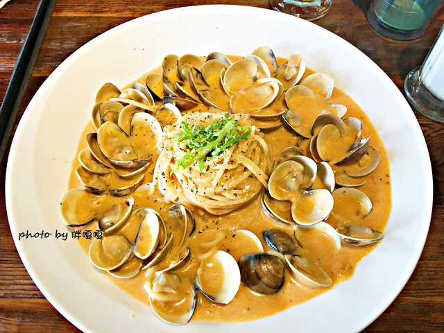 【台中 西屯】HUN 貳§開在逢甲巷弄內的創意夯店，紅透台中半邊天的瘋狂爆炸多蛤蜊義大利麵及特調橘醬不一樣，口感就.......