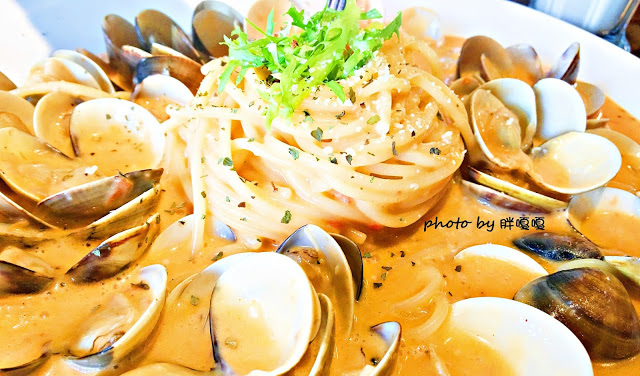 【台中 西屯】HUN 貳§開在逢甲巷弄內的創意夯店，紅透台中半邊天的瘋狂爆炸多蛤蜊義大利麵及特調橘醬不一樣，口感就.......