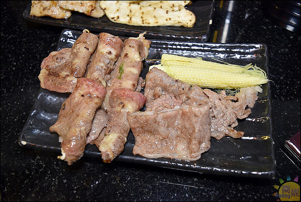 潼阪 帝王蟹黑毛牛 頂級燒烤：台中帝王蟹吃到飽。潼阪帝王蟹黑毛牛頂級燒烤。專人代烤零失敗。食材高檔服務優上餐快吃得很過癮!@sunny吃喝遊樂