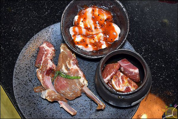 潼阪 帝王蟹黑毛牛 頂級燒烤：台中帝王蟹吃到飽。潼阪帝王蟹黑毛牛頂級燒烤。專人代烤零失敗。食材高檔服務優上餐快吃得很過癮!@sunny吃喝遊樂