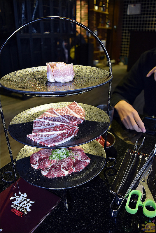 潼阪 帝王蟹黑毛牛 頂級燒烤：台中帝王蟹吃到飽。潼阪帝王蟹黑毛牛頂級燒烤。專人代烤零失敗。食材高檔服務優上餐快吃得很過癮!@sunny吃喝遊樂