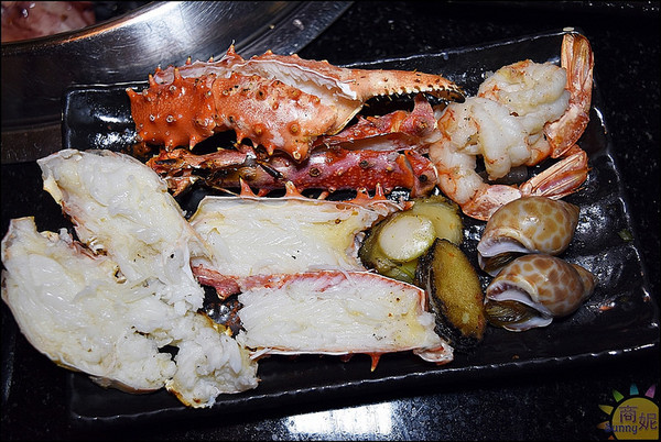 潼阪 帝王蟹黑毛牛 頂級燒烤：台中帝王蟹吃到飽。潼阪帝王蟹黑毛牛頂級燒烤。專人代烤零失敗。食材高檔服務優上餐快吃得很過癮!@sunny吃喝遊樂