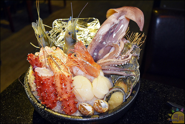 潼阪 帝王蟹黑毛牛 頂級燒烤：台中帝王蟹吃到飽。潼阪帝王蟹黑毛牛頂級燒烤。專人代烤零失敗。食材高檔服務優上餐快吃得很過癮!@sunny吃喝遊樂