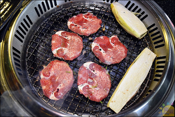 潼阪 帝王蟹黑毛牛 頂級燒烤：台中帝王蟹吃到飽。潼阪帝王蟹黑毛牛頂級燒烤。專人代烤零失敗。食材高檔服務優上餐快吃得很過癮!@sunny吃喝遊樂