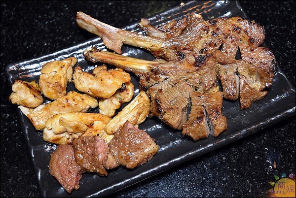 潼阪 帝王蟹黑毛牛 頂級燒烤：台中帝王蟹吃到飽。潼阪帝王蟹黑毛牛頂級燒烤。專人代烤零失敗。食材高檔服務優上餐快吃得很過癮!@sunny吃喝遊樂